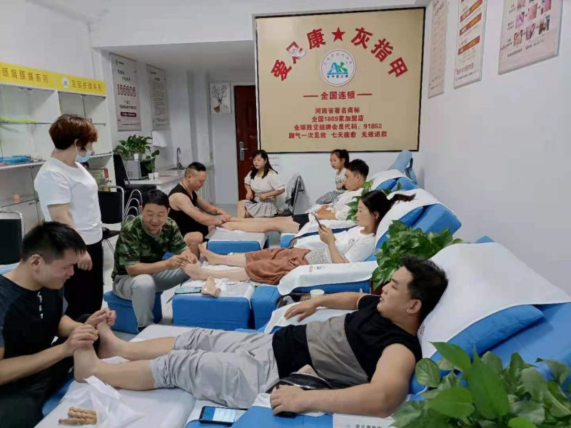 愛足康第52期公益培訓(xùn)班-桃木棒足療學(xué)員實(shí)操中 每月逢六開班，歡迎各地朋友報(bào)名參加交流學(xué)習(xí)。 報(bào)名電話：400-6767-317