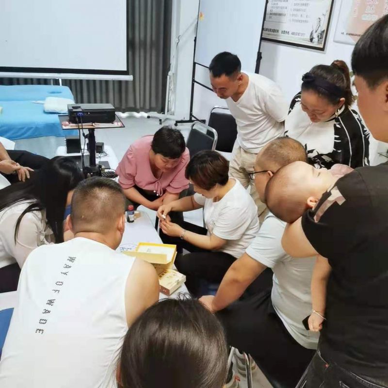 《30分鐘祛除灰指甲+3D可視采耳》第156，歡迎來自駐馬店、山西、靈寶、山東等家人們前來愛足康總部學(xué)習(xí) 現(xiàn)場楊老師正在為大家講解+實(shí)操《30分鐘祛灰甲整個(gè)操作流程》